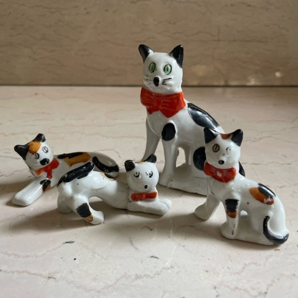 Vintage wide eyed kitschy cat family. ‎ Set of 4.